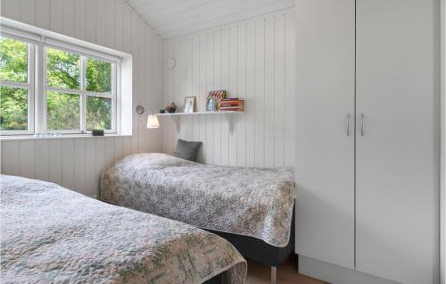 1 dormitorio con 2 camas y ventana en Gorgeous Home In Sams With Kitchen, en Onsbjerg