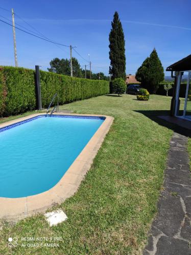 una piscina en el patio de una casa en Paraíso vacacional en Tomiño