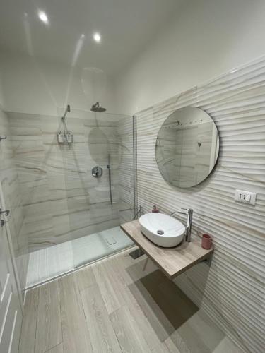 ein Bad mit einer Dusche, einem Waschbecken und einem Spiegel in der Unterkunft B&B San Luca in Bologna