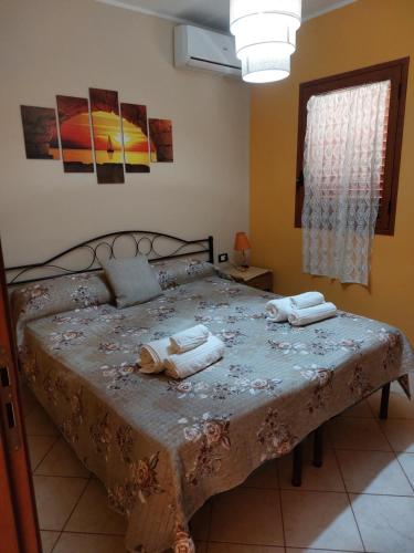 ランペドゥーザにあるCasa Vacanze Cala Pisanaのベッドルーム1室(タオル付)
