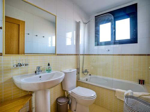 ein Badezimmer mit einem WC, einem Waschbecken und einer Badewanne in der Unterkunft Villa Origo Mare 1236 in Majanicho in Lajares