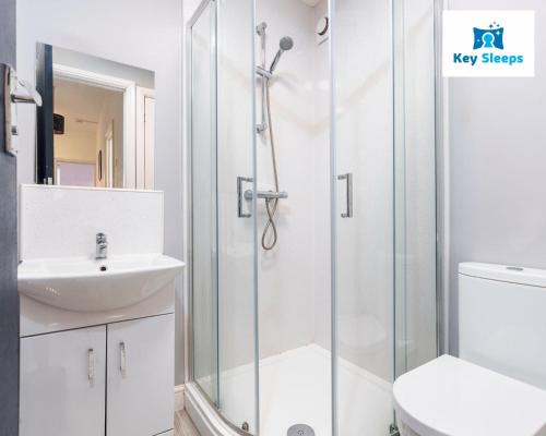 a bathroom with a shower and a sink at Four Bedroom Large Contractor House By Keysleeps Short Lets Derby in Derby
