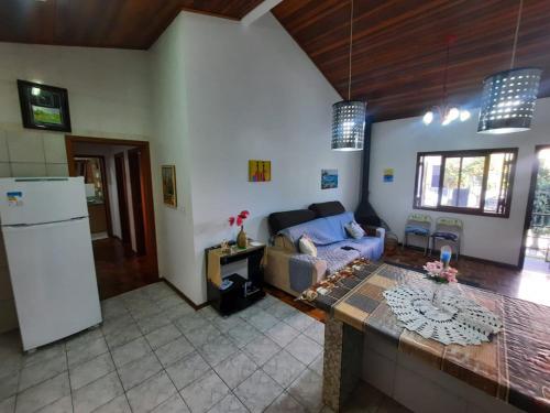uma cozinha e sala de estar com um sofá azul em RESIDENCIA CASELANI em Caxias do Sul