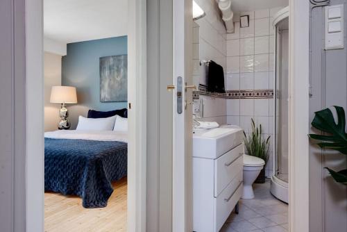 1 dormitorio con 1 cama y baño con aseo en Beautiful apartment in the middle of Lillehammer., en Lillehammer
