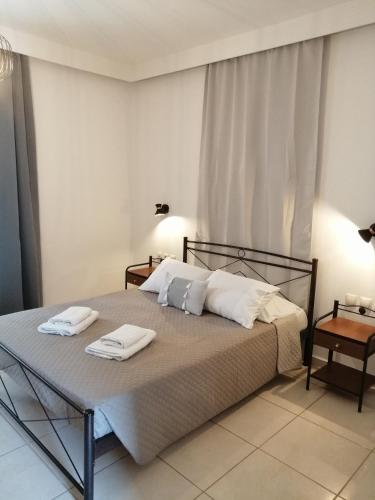 een slaapkamer met een bed met twee handdoeken erop bij OASIS APARTMENTS in Livadia