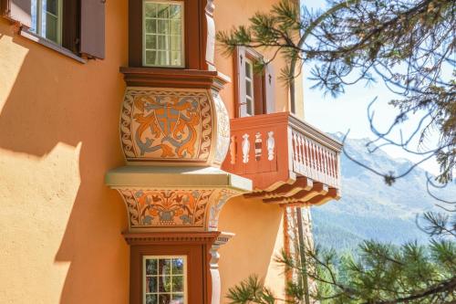 un edificio con un balcón en el lateral. en Hotel Chesa Spuondas, en St. Moritz