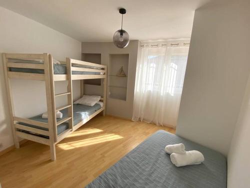 - une chambre avec 2 lits superposés et un tapis bleu dans l'établissement A louer haut de villa 4 pièces à Sainte-Maxime Golfe de St-Tropez, à Sainte-Maxime