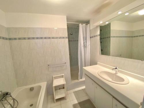 une salle de bain avec un lavabo, une baignoire et un miroir dans l'établissement A louer haut de villa 4 pièces à Sainte-Maxime Golfe de St-Tropez, à Sainte-Maxime
