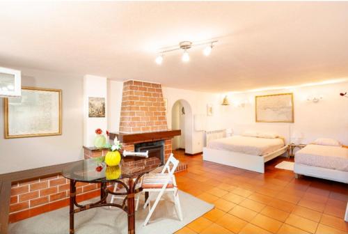 - un salon avec un lit et une cheminée dans l'établissement Suites Foz O Porto, à Porto