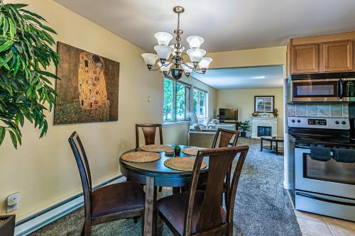 - une cuisine et une salle à manger avec une table et des chaises dans l'établissement Water View, Best Area, 2 Bedrooms, WD, Jacuzzi Bath, New Carpet, Balcony, View, 825sf, à Tacoma