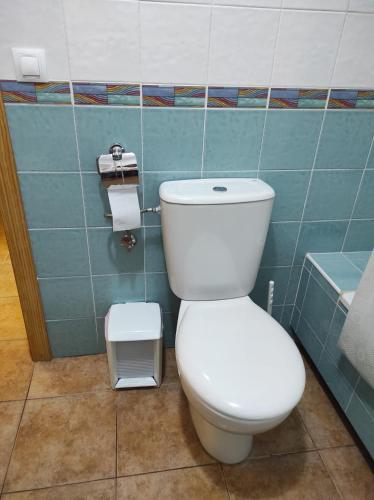 a bathroom with a white toilet in a room at APARTAMENTO PERFECTO in La Antilla