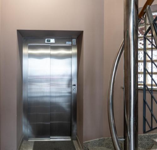 un ascenseur dans un immeuble avec une porte métallique dans l'établissement APARTAMENT Piłsudskiego13 Chrzanów, à Chrzanów