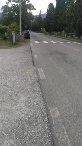 an empty road with a car parked on the side at Come a casa in Deiva Marina