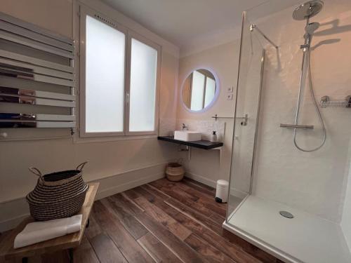 La salle de bains est pourvue d'une cabine de douche en verre. dans l'établissement Le Saint Pierre Grand duplex hyper centre, port Caen, à Caen