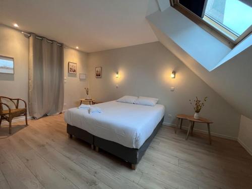 - une chambre avec un lit et une lucarne dans l'établissement Le Saint Pierre Grand duplex hyper centre, port Caen, à Caen