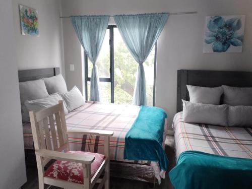 1 dormitorio con 2 camas y ventana en Cederberg Estate en Ciudad del Cabo