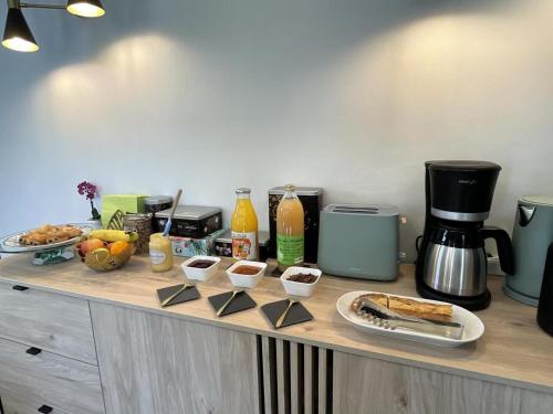 een aanrechtblad met eten en koffie erop bij Le Castel de Bréhémont in Bréhémont
