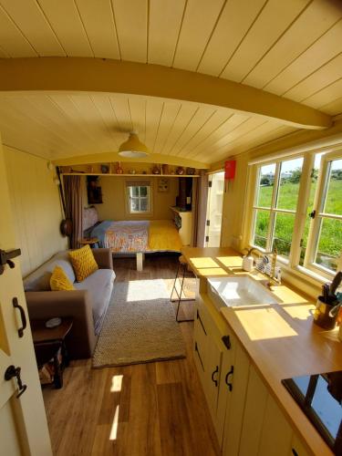 eine Küche und ein Wohnzimmer in einem winzigen Haus in der Unterkunft The Humble Hut in Wooler