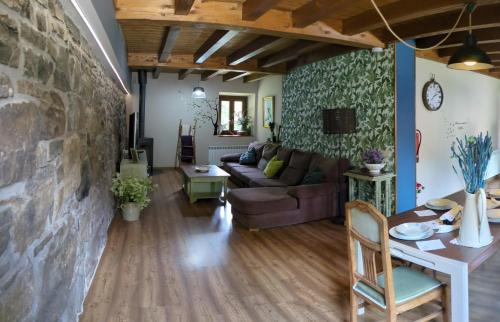 sala de estar con sofá y mesa en XANDUA Etxea - Selva de Irati -, en Izalzu