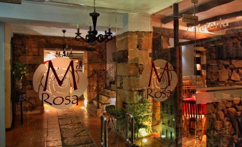 巴尼奧斯德萊恩西納的住宿－瑪麗亞羅莎宅邸酒店，上面写着罗萨字的存储窗口
