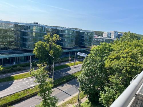 z góry widok na ulicę miejską z budynkami w obiekcie Prime Home SŁONECZNY w mieście Gdynia