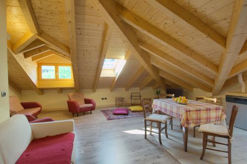 un grand salon avec une table et des chaises dans l'établissement Albertini Vacanze, à Brez
