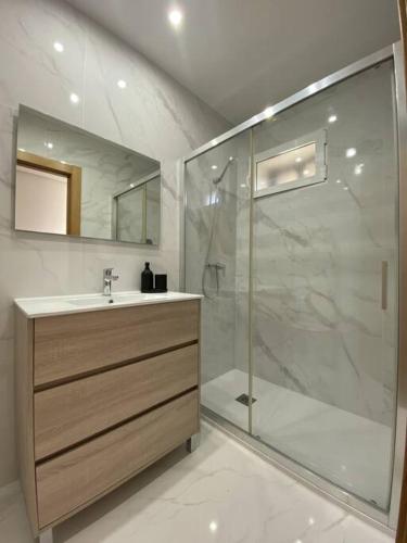 a bathroom with a shower and a sink at Apartamento NyA Zamora in Zamora