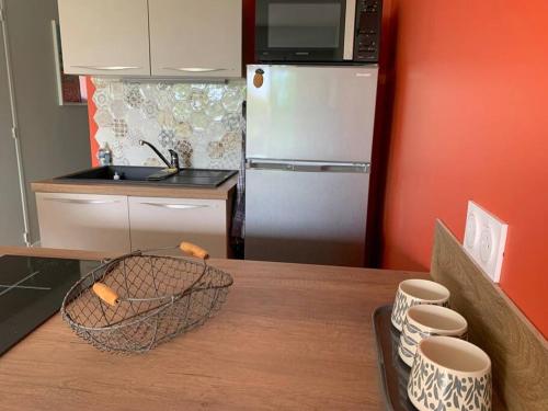 a kitchen with a table with a basket on top of it at T2 avec garage possible, port et plage à moins de 5 minutes à pied ! in Bandol