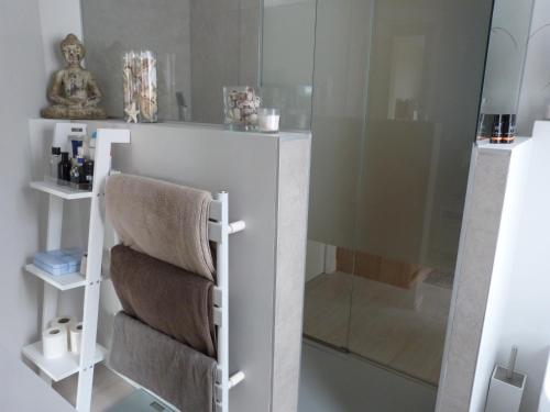 Das Bad ist mit einer Dusche und einem Handtuch ausgestattet. in der Unterkunft Rooftop Suites Vitoria in Vitoria-Gasteiz