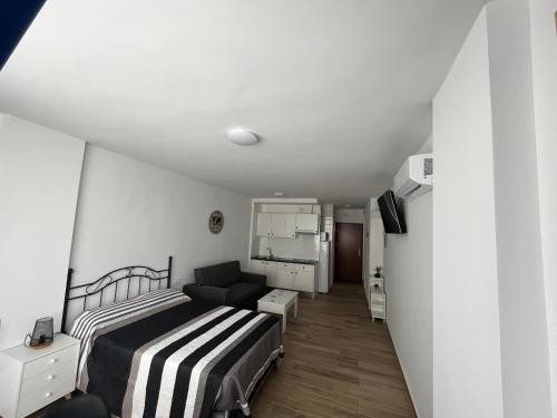 VER621 - 6th-Floor Studio with Sea Views and Pool - AC, 2 min to Buses and Taxis