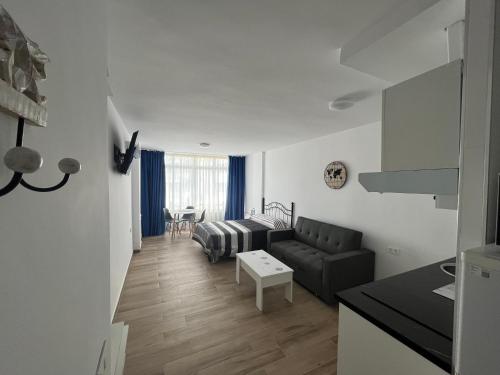 VER621 - 6th-Floor Studio with Sea Views and Pool - AC, 2 min to Buses and Taxis