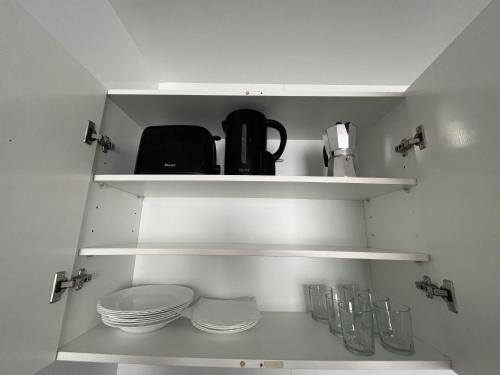VER621 - 6th-Floor Studio with Sea Views and Pool - AC, 2 min to Buses and Taxis