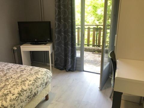 TV a/nebo společenská místnost v ubytování HOTEL BON ACCUEIL