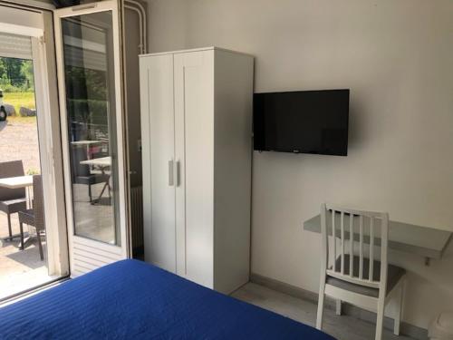 TV a/nebo společenská místnost v ubytování HOTEL BON ACCUEIL