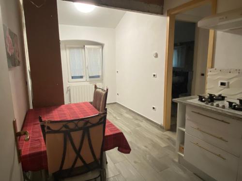 a kitchen with a table with a red table cloth at Casa Danilo in Cadegliano Viconago