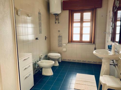 baño con 2 aseos y lavamanos en Casa Vacanza Torre di Mezzo - Tramonto, en Marausa