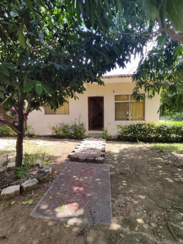 una casa con un árbol delante de ella en Casa Giron en Cancún