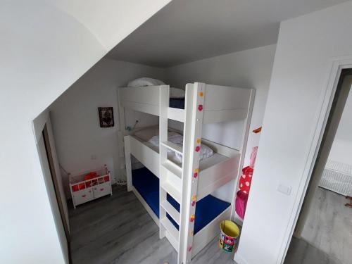 Ένα ή περισσότερα κρεβάτια σε δωμάτιο στο Grande maison de 4 chambres, 9 couchages proche du Mont Saint Michel
