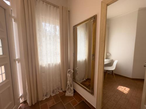 - un miroir dans une chambre avec un miroir dans l'établissement Apartments Melita, à Podstrana