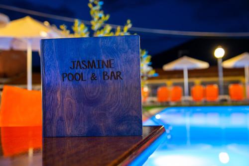 Bazén v ubytování Jasmine Hotel & Apartments nebo v jeho okolí