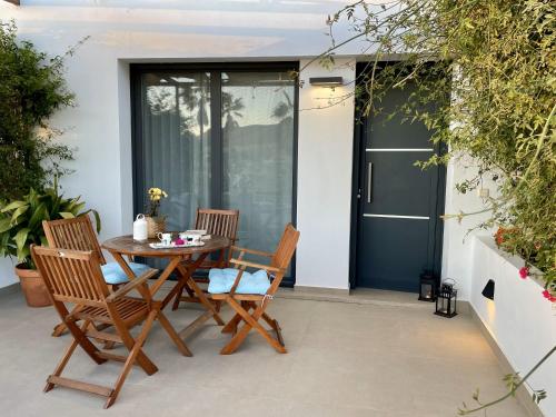 a patio with a table and chairs and a door at Apartamentos MadreSelva in Fernán Pérez