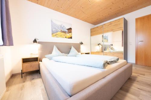 ein Schlafzimmer mit einem großen weißen Bett in einem Zimmer in der Unterkunft Haus Binder in Neustift im Stubaital
