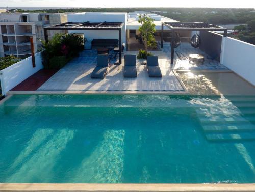 una piscina en la azotea de una casa en RIVA Playa Sur, en Playa del Carmen
