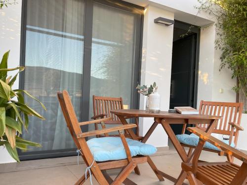 a wooden table and two chairs on a patio at Apartamentos MadreSelva in Fernán Pérez