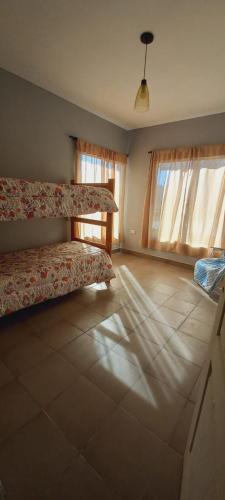 ein Schlafzimmer mit einem Bett und Fliesenboden in der Unterkunft ANELEY Casa De Vacaciones in La Merced