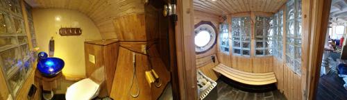 einen Blick über ein Zimmer in einem Zug in der Unterkunft Ship Windö in Södertälje