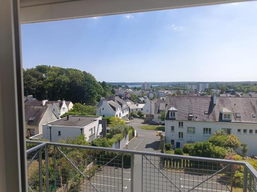 uma vista para a cidade a partir de uma varanda em studio Cosy proche hyper centre em Quimper