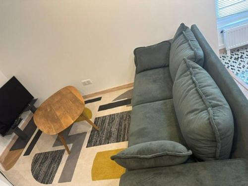 uma sala de estar com um sofá e uma mesa em Apt Moderne 2 chambres 5 voyageurs Paris em Paris