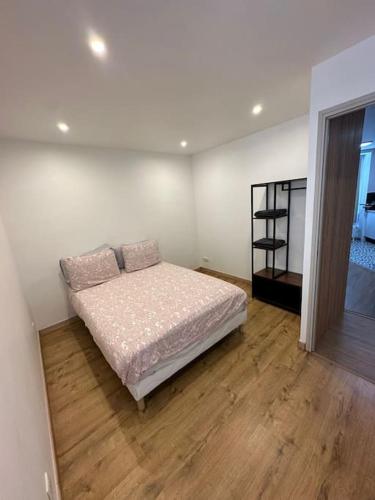 une chambre avec un lit et un parquet dans l'établissement Apt Moderne 2 chambres 5 voyageurs Paris, à Paris