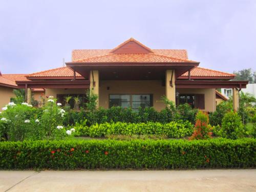 a house with a garden in front of it at Seabreeze Residence 145 in Ban Tha Fat